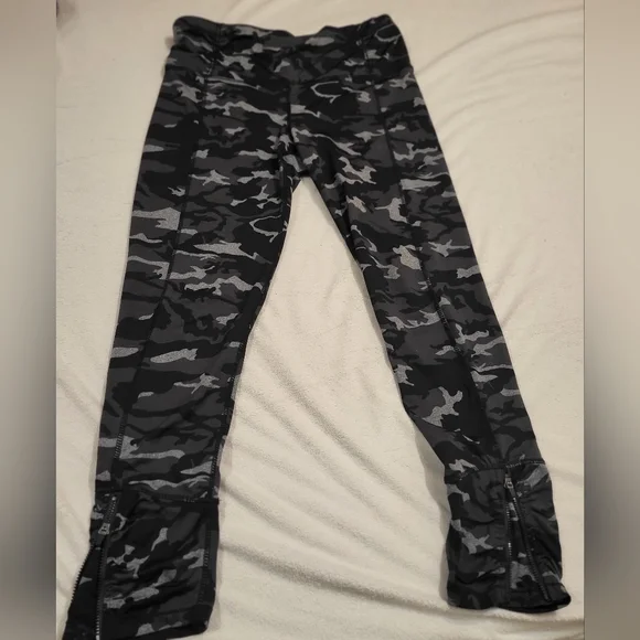 Workout Clothing Lot Size Medium - Picture 6 of 11